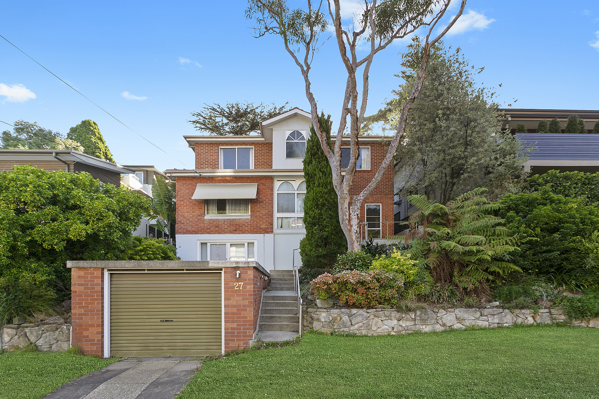 On Saturday 16th March 2019, 27 Pauling Avenue in Coogee sold for $2,335,000 - $535,000 over the reserve price.